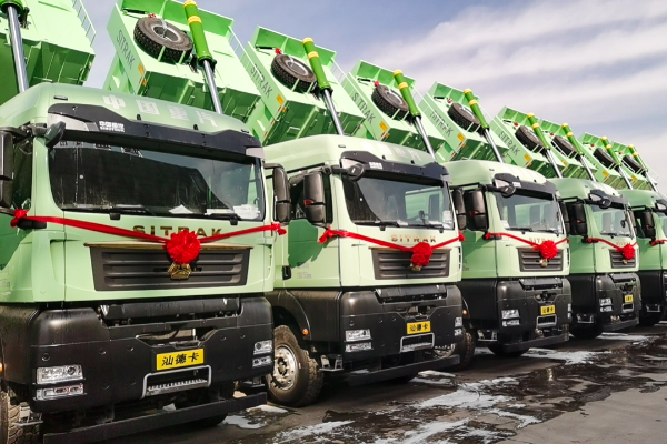 300臺丨中國重汽新能源自卸車圓滿交付新疆，開啟綠色運輸新篇章！